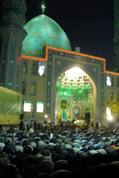 نمایی از مسجد جمکران و نماز گزاران